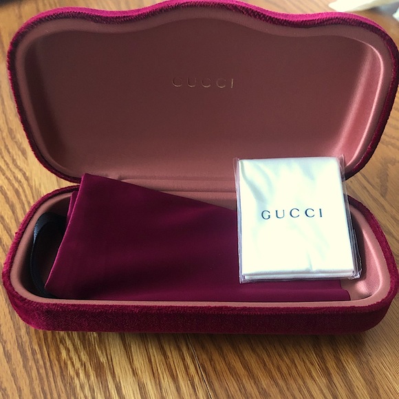 🕶 NEW Gucci Velvet hard clam-shell case - Picture 2 of 4